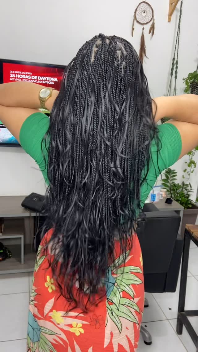 cliente feliz, sorrindo e com os cabelos